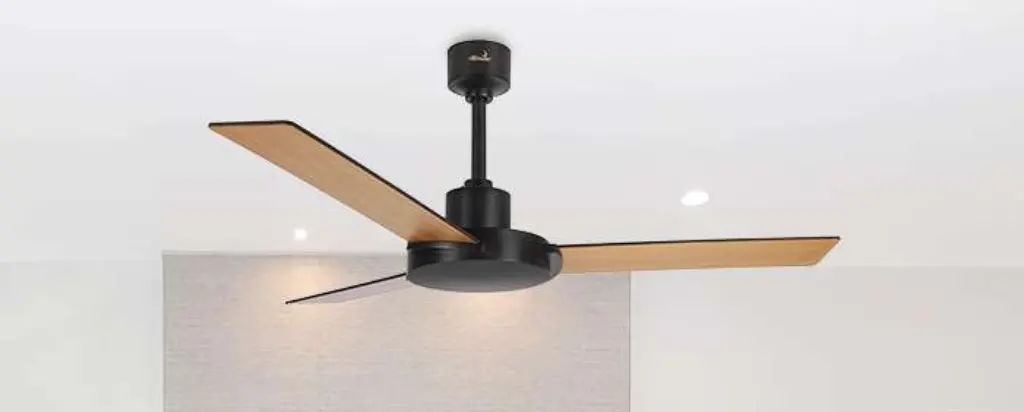 Wooden vs Metal Fans: Which Looks Better in Your Space?